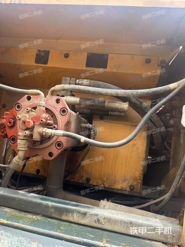 液壓泵艙室正面整體(整機(jī)外觀) 液壓泵艙室正面整體(整機(jī)外觀)