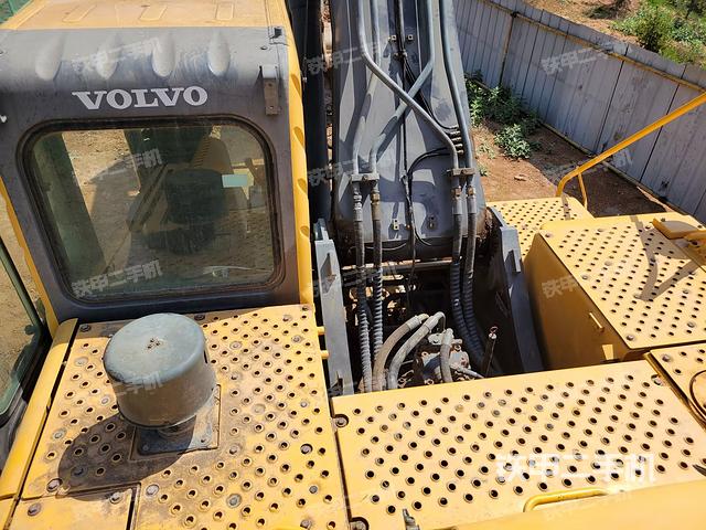 驾驶室顶部(整机外观) 驾驶室顶部(整机外观)