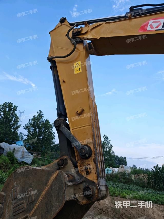 大臂油缸整体 竖拍(工作和回转装置) 大臂油缸整体 竖拍(工作和回转装置)