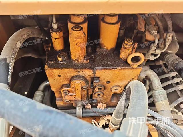 回转马达和主控阀（整机外观）