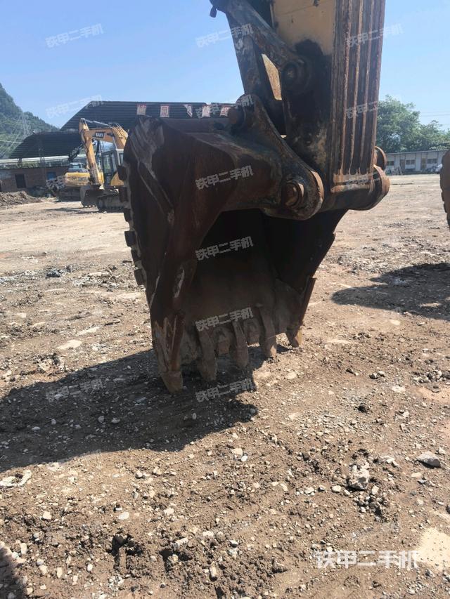 小臂整体左后(工作和回转装置) 小臂整体左后(工作和回转装置)