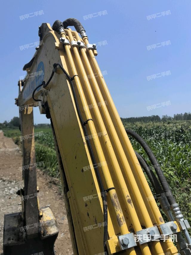 大臂背部俯視(工作和回轉(zhuǎn)裝置) 大臂背部俯視(工作和回轉(zhuǎn)裝置)