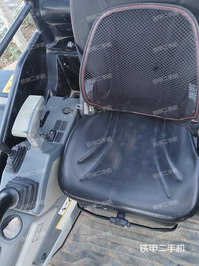 驾驶室顶部(整机外观) 驾驶室顶部(整机外观)