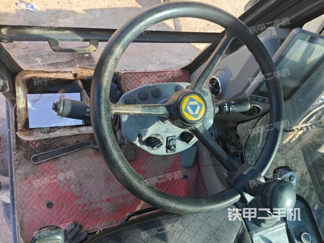 行走控制手柄和踏板?俯拍(駕駛室部分) 行走控制手柄和踏板?俯拍(駕駛室部分)