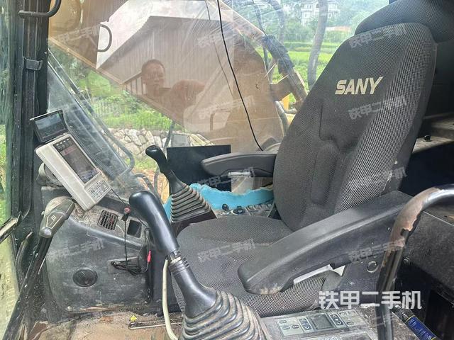 驾驶室整体(整机外观) 驾驶室整体(整机外观)