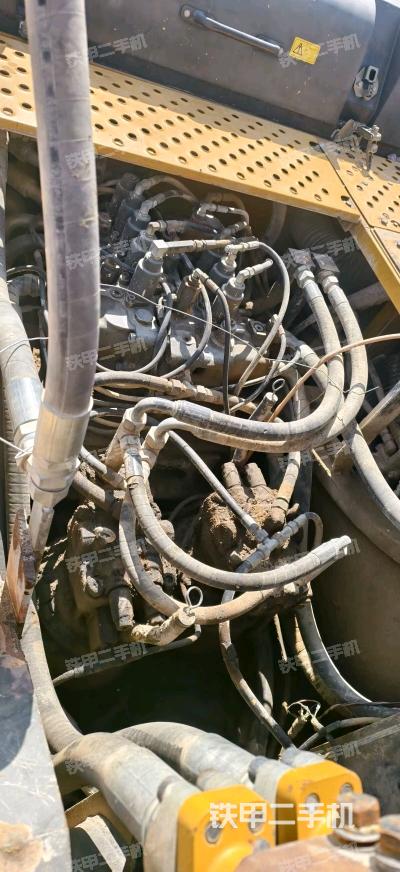 回轉(zhuǎn)馬達(dá)和主控閥(整機(jī)外觀) 回轉(zhuǎn)馬達(dá)和主控閥(整機(jī)外觀)