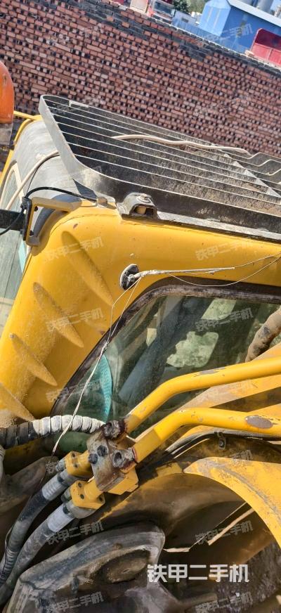 駕駛室頂部(整機(jī)外觀) 駕駛室頂部(整機(jī)外觀)