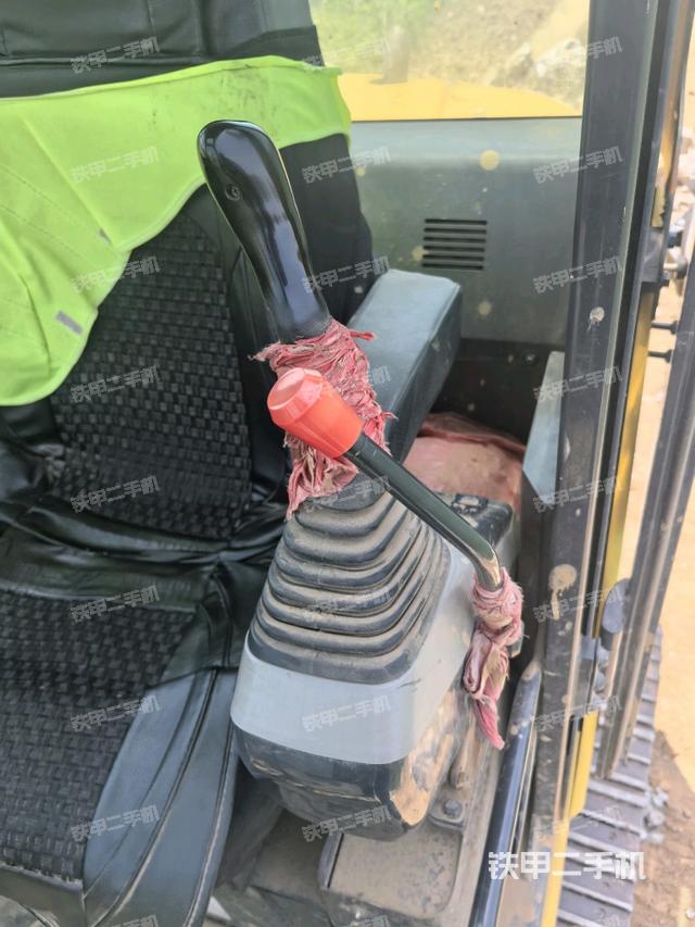 座椅右側(cè)控制臺/鑰匙門/油門/含右手柄(駕駛室部分) 座椅右側(cè)控制臺/鑰匙門/油門/含右手柄(駕駛室部分)