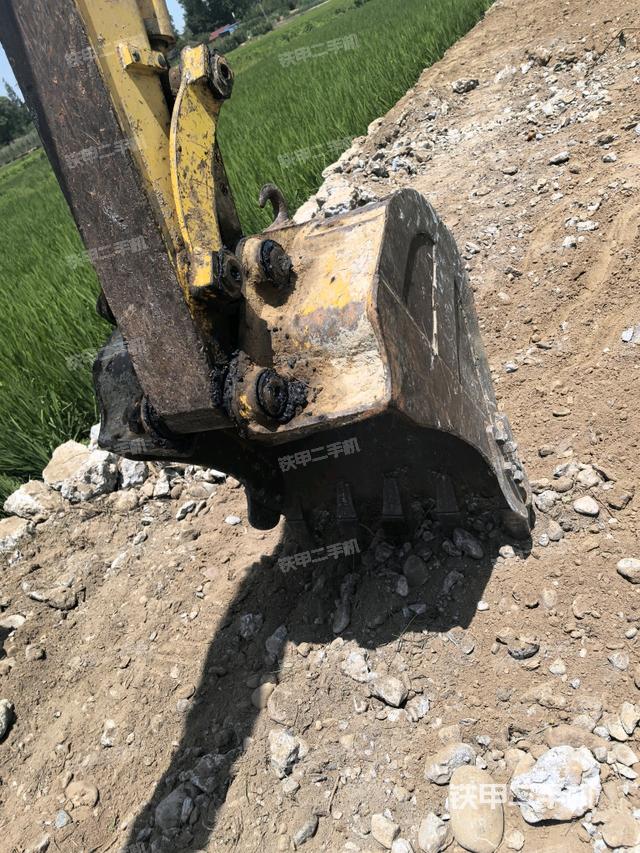 鏟斗右后整體(工作和回轉(zhuǎn)裝置) 鏟斗右后整體(工作和回轉(zhuǎn)裝置)