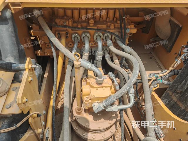 回转马达和主控阀(整机外观) 回转马达和主控阀(整机外观)