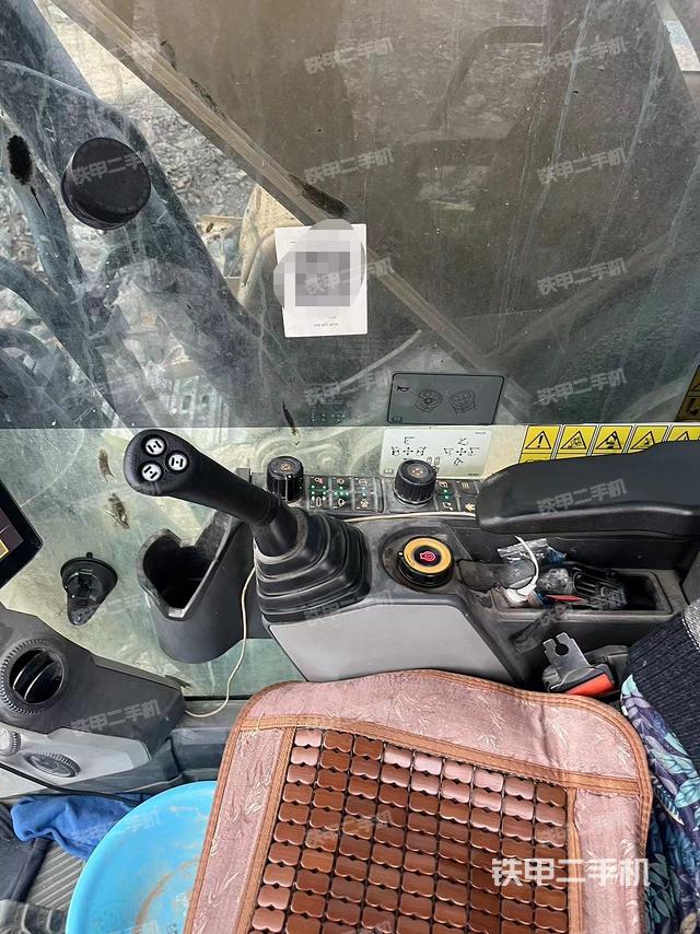 駕駛室整體(整機(jī)外觀) 駕駛室整體(整機(jī)外觀)