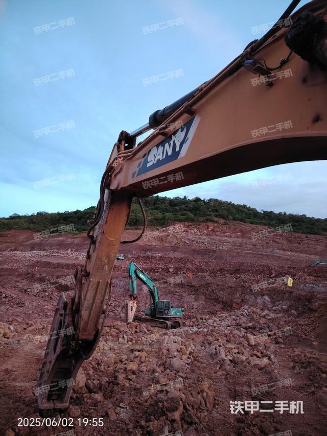 小臂整体右前(工作和回转装置) 小臂整体右前(工作和回转装置)