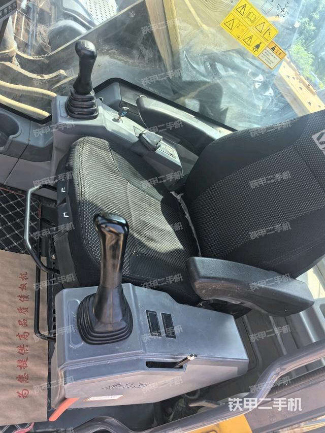 行走控制手柄和踏板 俯拍(驾驶室部分) 行走控制手柄和踏板 俯拍(驾驶室部分)