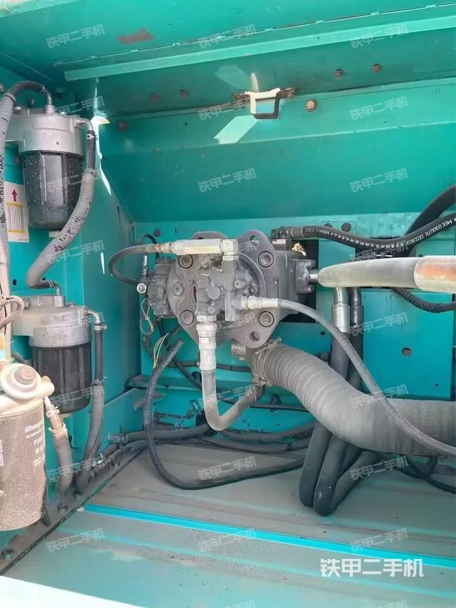 液压泵舱室正面整体(整机外观) 液压泵舱室正面整体(整机外观)