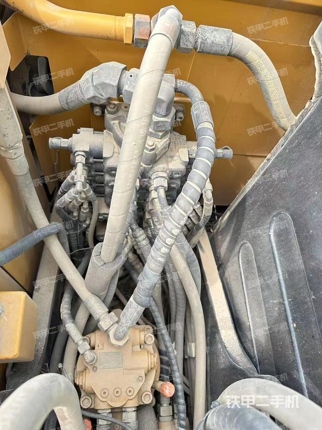 回转马达和主控阀(整机外观) 回转马达和主控阀(整机外观)