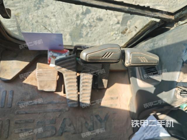 行走控制手柄和踏板?俯拍(駕駛室部分) 行走控制手柄和踏板?俯拍(駕駛室部分)