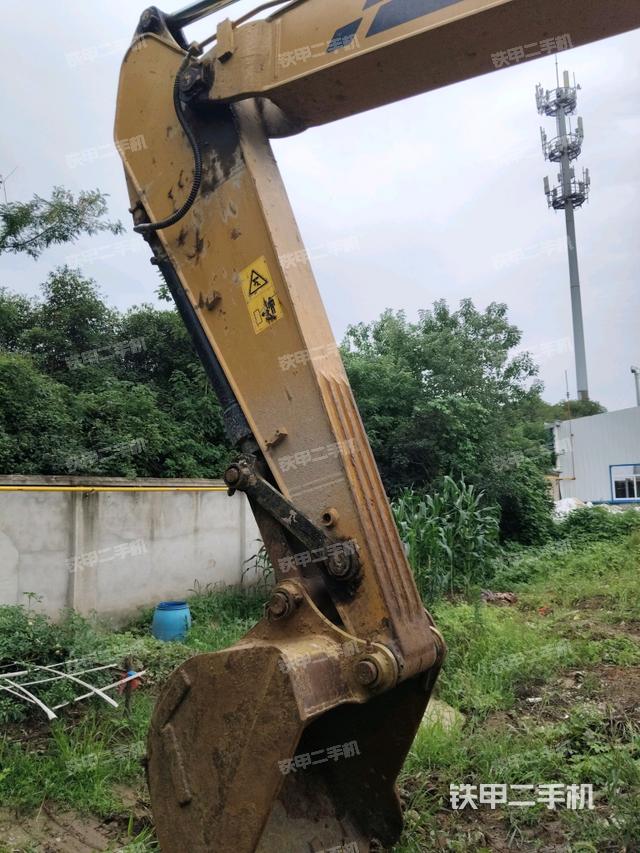 小臂整体左后(工作和回转装置) 小臂整体左后(工作和回转装置)