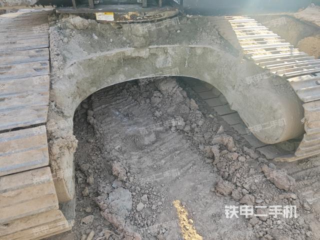 转盘和下车架正前(工作和回转装置) 转盘和下车架正前(工作和回转装置)