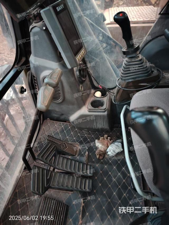 行走控制手柄和踏板 俯拍(驾驶室部分) 行走控制手柄和踏板 俯拍(驾驶室部分)