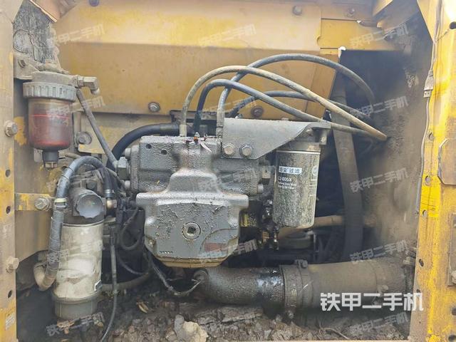 液压泵舱室正面整体(整机外观) 液压泵舱室正面整体(整机外观)