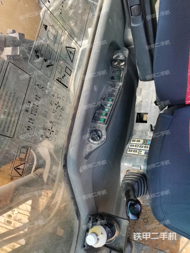 座椅右側(cè)控制臺/鑰匙門/油門/含右手柄(駕駛室部分) 座椅右側(cè)控制臺/鑰匙門/油門/含右手柄(駕駛室部分)