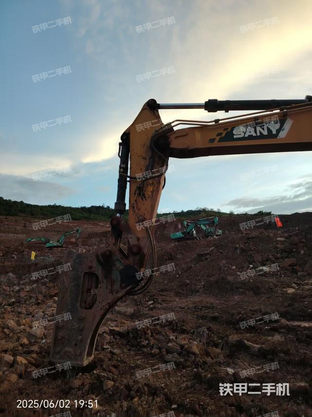 小臂整体左后(工作和回转装置) 小臂整体左后(工作和回转装置)