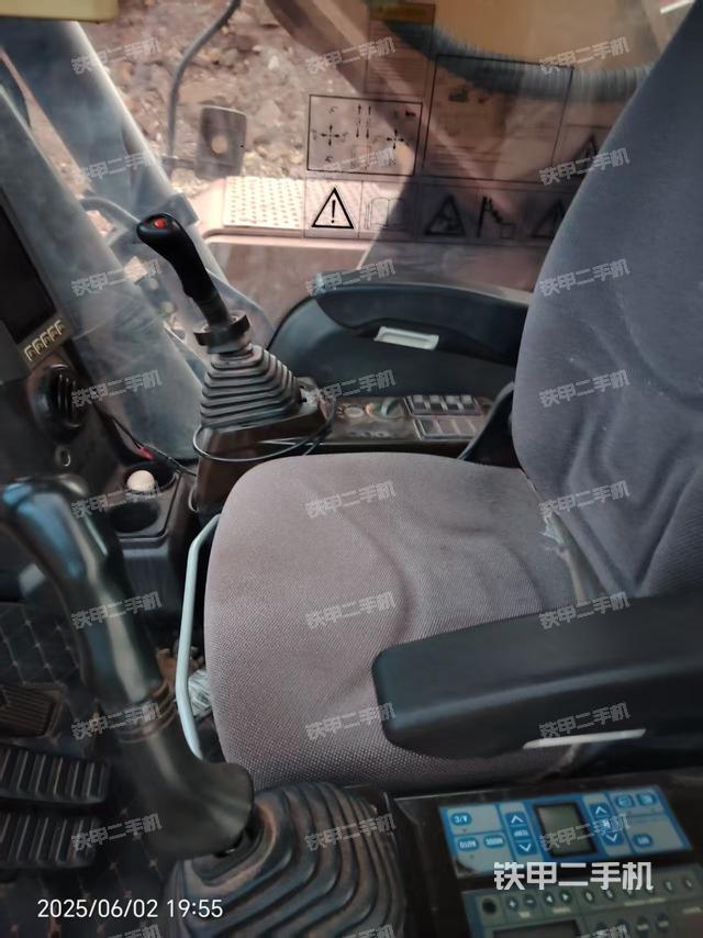 座椅左侧控制台/音响/含左手柄(驾驶室部分) 座椅左侧控制台/音响/含左手柄(驾驶室部分)