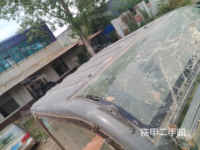 駕駛室頂部(整機(jī)外觀) 駕駛室頂部(整機(jī)外觀)