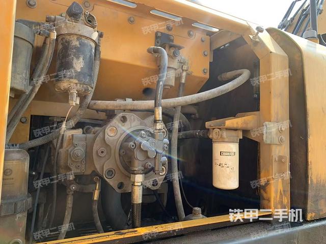 液压泵舱室正面整体（整机外观）