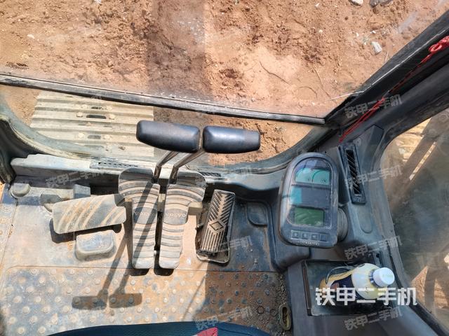 行走控制手柄和踏板?俯拍(駕駛室部分) 行走控制手柄和踏板?俯拍(駕駛室部分)