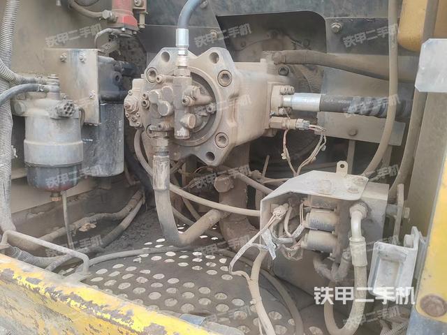 液压泵舱室正面整体(整机外观) 液压泵舱室正面整体(整机外观)