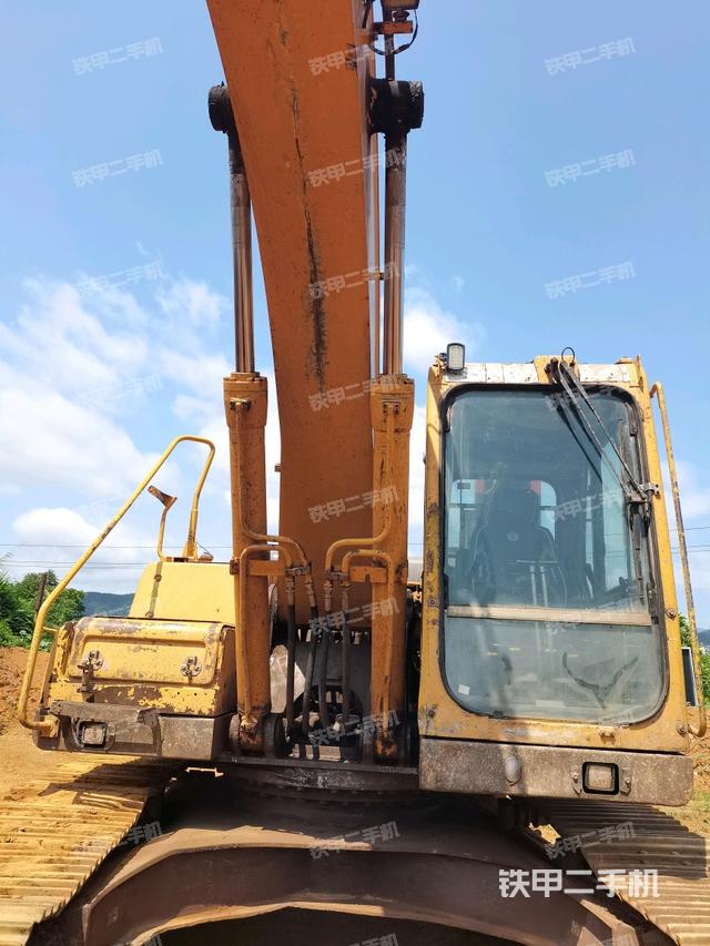 大臂油缸整体 竖拍(工作和回转装置) 大臂油缸整体 竖拍(工作和回转装置)