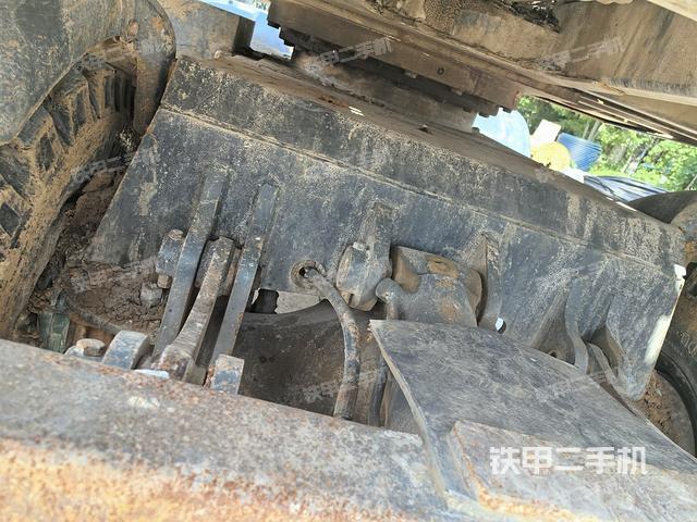 轉(zhuǎn)盤和下車架正前(工作和回轉(zhuǎn)裝置) 轉(zhuǎn)盤和下車架正前(工作和回轉(zhuǎn)裝置)