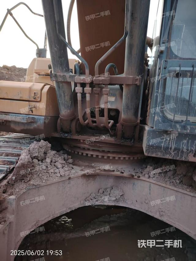 大臂油缸整体 竖拍(工作和回转装置) 大臂油缸整体 竖拍(工作和回转装置)