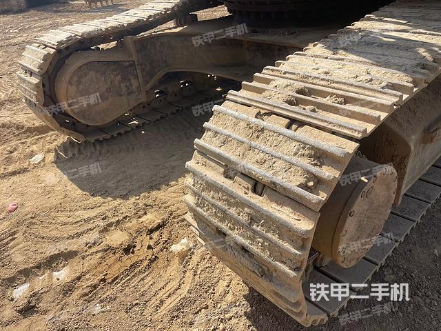 单侧履带整体(整机外观) 单侧履带整体(整机外观)