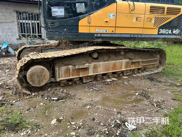 單側(cè)履帶整體(整機(jī)外觀) 單側(cè)履帶整體(整機(jī)外觀)