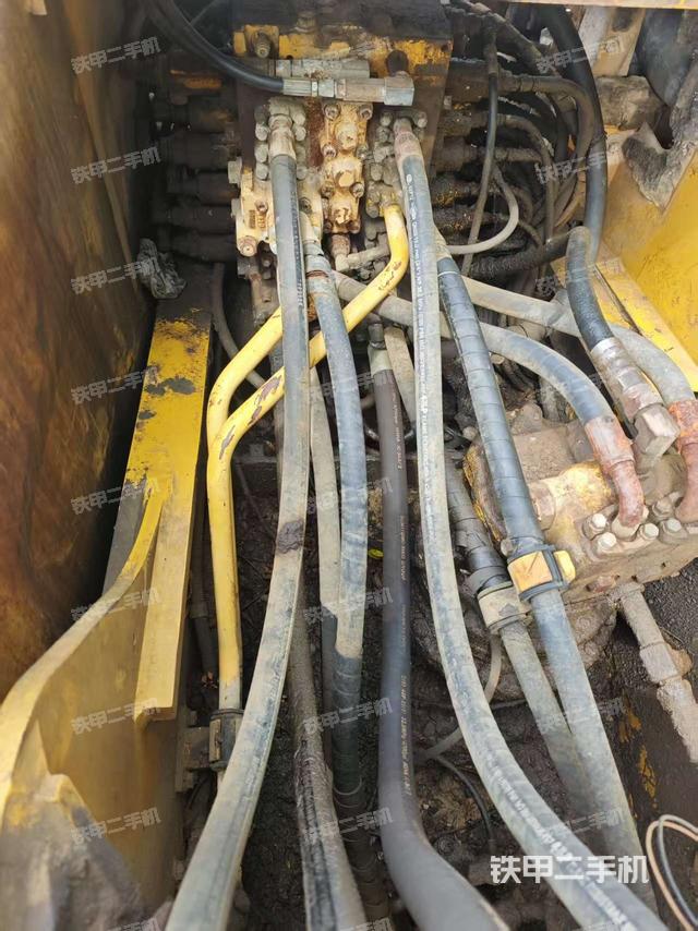 回转马达和主控阀(整机外观) 回转马达和主控阀(整机外观)