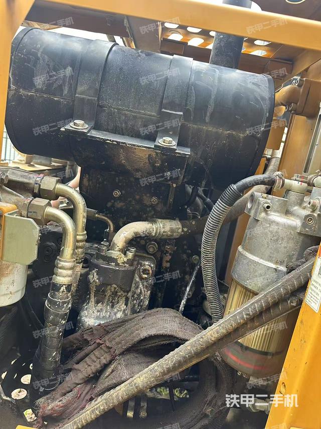 液压泵舱室正面整体(整机外观) 液压泵舱室正面整体(整机外观)