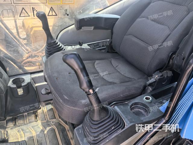 行走控制手柄和踏板 俯拍(驾驶室部分) 行走控制手柄和踏板 俯拍(驾驶室部分)