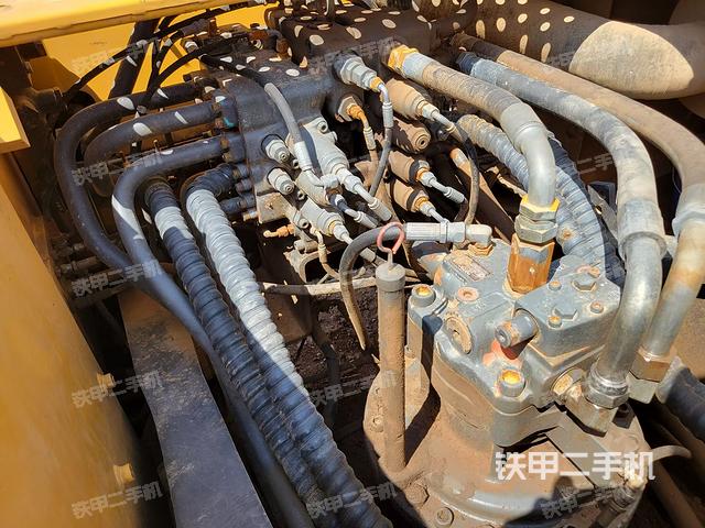 回转马达和主控阀(整机外观) 回转马达和主控阀(整机外观)