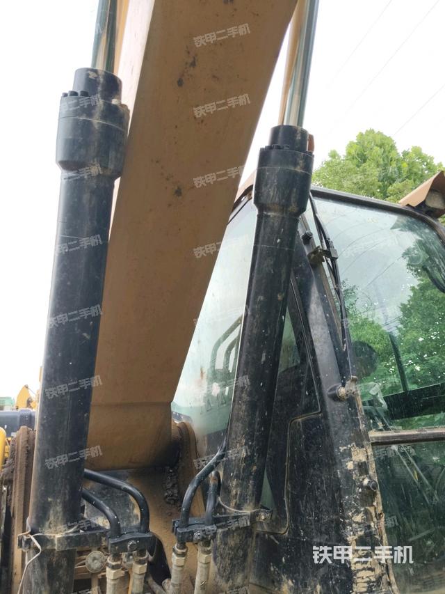 大臂油缸整体 竖拍(工作和回转装置) 大臂油缸整体 竖拍(工作和回转装置)