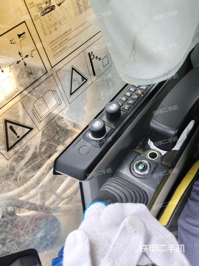 座椅右侧控制台/钥匙门/油门/含右手柄(驾驶室部分) 座椅右侧控制台/钥匙门/油门/含右手柄(驾驶室部分)