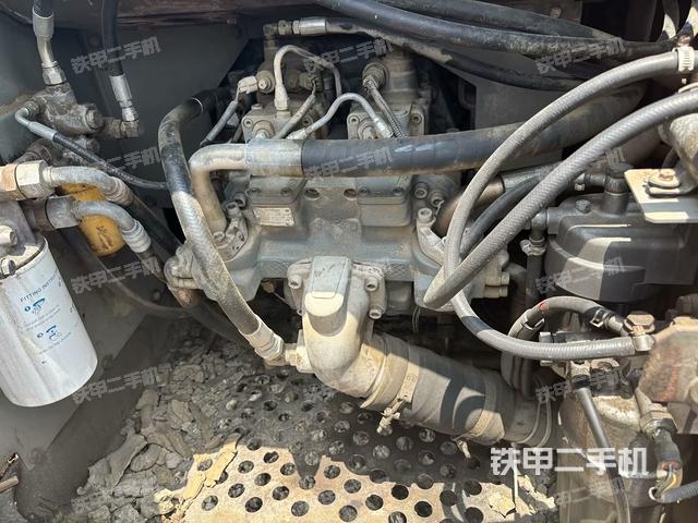 液壓泵艙室正面整體(整機外觀) 液壓泵艙室正面整體(整機外觀)