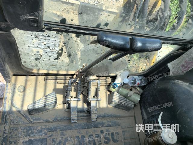 行走控制手柄和踏板?俯拍(駕駛室部分) 行走控制手柄和踏板?俯拍(駕駛室部分)