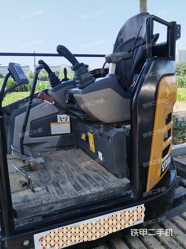 回转马达和主控阀(整机外观) 回转马达和主控阀(整机外观)