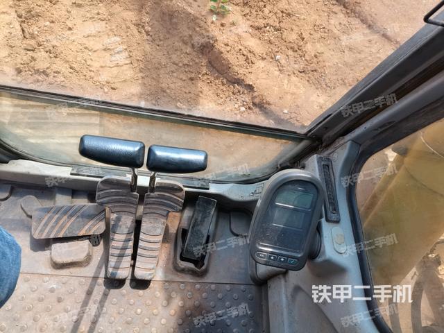 行走控制手柄和踏板 俯拍(驾驶室部分) 行走控制手柄和踏板 俯拍(驾驶室部分)