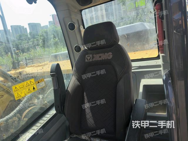 行走控制手柄和踏板 俯拍（驾驶室部分）