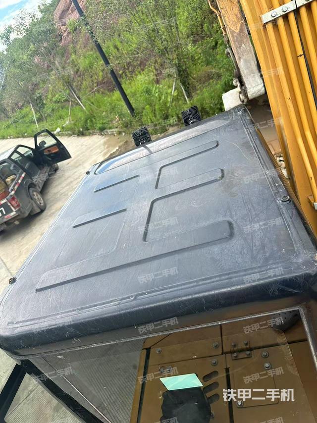 驾驶室顶部(整机外观) 驾驶室顶部(整机外观)