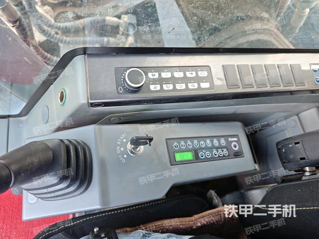 座椅左侧控制台/音响/含左手柄(驾驶室部分) 座椅左侧控制台/音响/含左手柄(驾驶室部分)