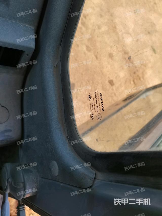 左后方玻璃角標(biāo)(駕駛室部分) 左后方玻璃角標(biāo)(駕駛室部分)